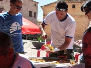 Peta sirviendo la paella